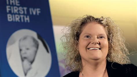 Ilustración histórica del nacimiento de Louise Brown, la primera niña concebida por FIV.