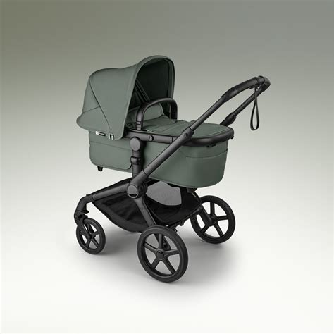 Imagen del Bugaboo Fox 5 mostrando su capota extensible y su estructura robusta en un entorno urbano