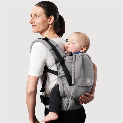 Ilustración de un bebé sentado correctamente en una mochila portabebés ergonómica, mostrando la posición en 