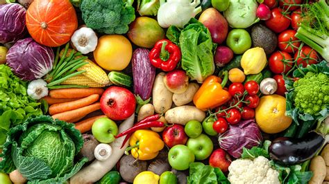 imagen de frutas y verduras frescas lavándose