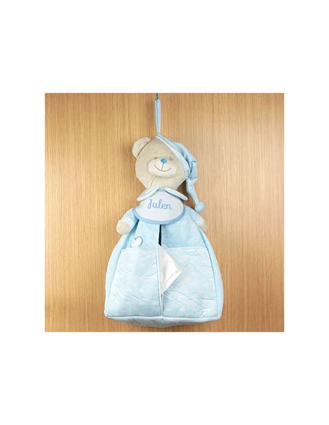 Ilustración de un guardapañales de tela personalizado con bordado del nombre de un bebé.