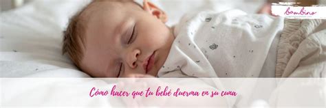 Bebé usando un cojín antivuelco en su cuna