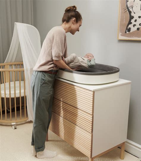 Cómoda Stokke Sleepi con cajones abiertos, mostrando el interior