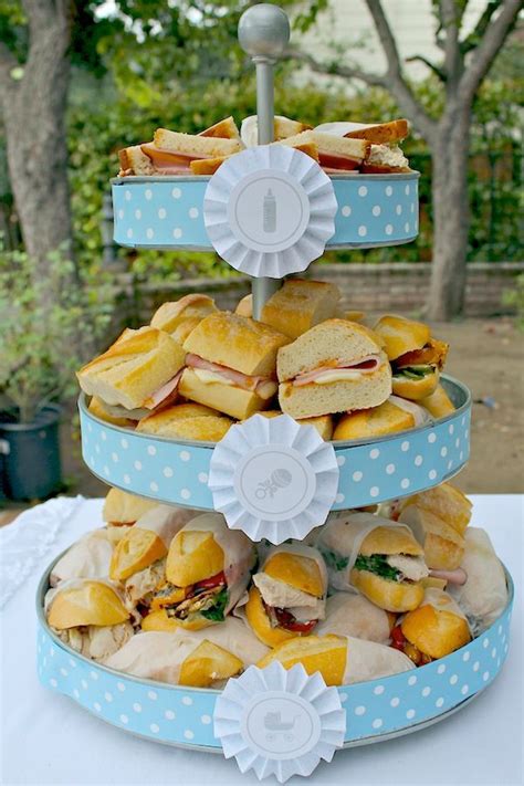 Mesa de aperitivos variados para baby shower