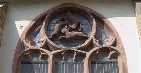 imagen de una iglesia medieval con el símbolo de las tres liebres