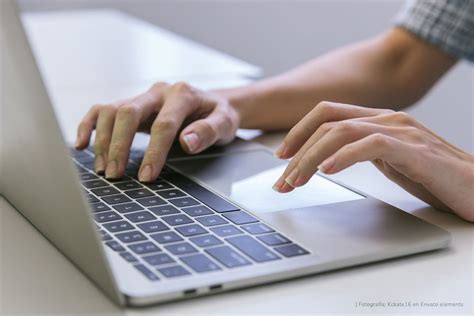 Foto temática de una familia consultando información online