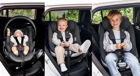 Bebé viajando en una silla de coche a contramarcha, con énfasis en el soporte de cabeza y cuello.