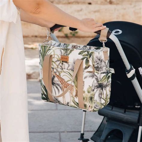 Organización de un bolso de carrito de bebé con pañales, toallitas y biberones
