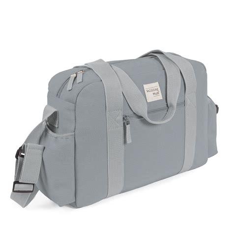 Mamá con un bolso de carrito de estilo urbano y moderno