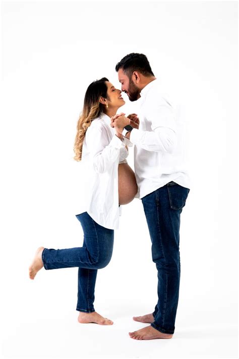 Foto de pareja embarazada expresando cariño y conexión
