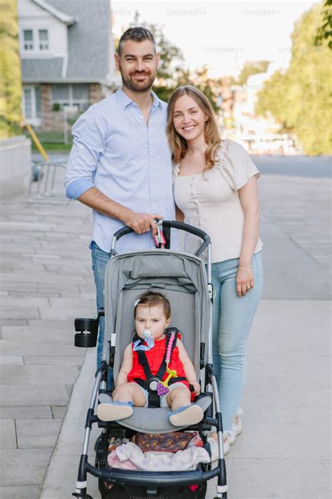 Foto de familia paseando con un cochecito trio Bébé Confort, mostrando el capazo y la silla de coche