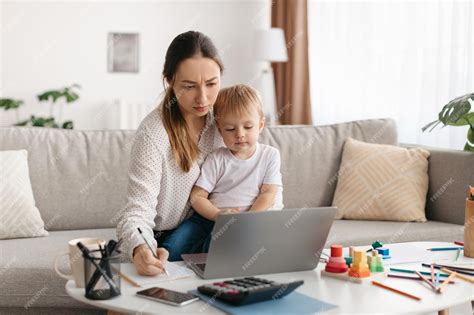 foto temática: padre/madre trabajando a distancia mientras cuida a su hijo en casa