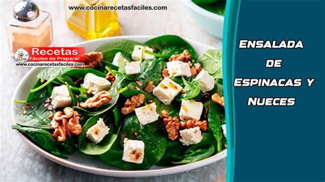 Composición de espinacas frescas con trozos de queso feta, nueces crujientes y pasas dulces.