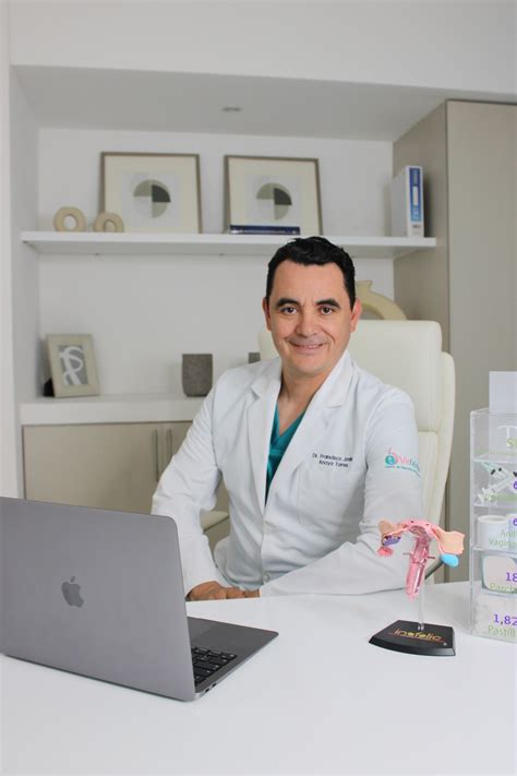 Fotografía profesional del Dr. Francisco Javier Arroyo Díez en su entorno clínico en Cáceres