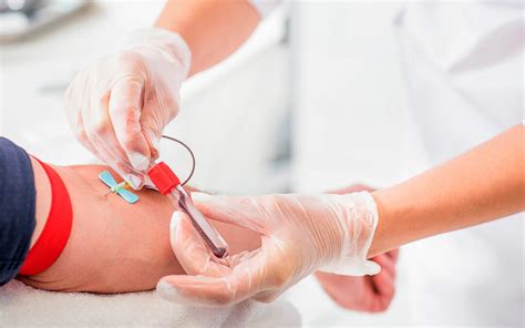 Mujer en un laboratorio haciéndose un análisis de sangre para un estudio hormonal