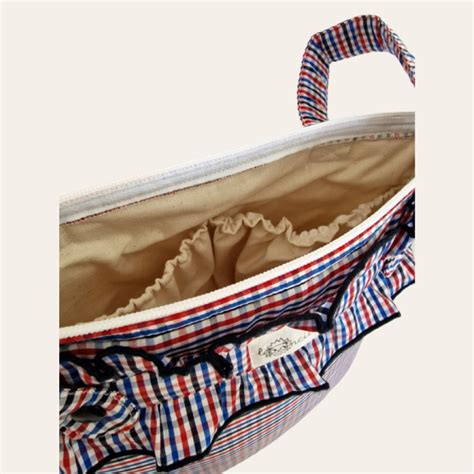 Ilustración de un bolso panera con compartimentos visibles