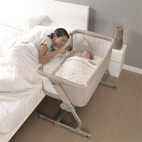 Minicuna Jané Babyside junto a una cama de adulto
