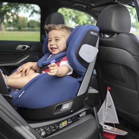 Fotografía de la silla de coche Recaro Salia mostrando su capacidad de rotación