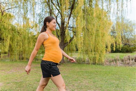 mujer embarazada caminando en un parque