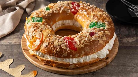 primer plano de un roscón de reyes decorado