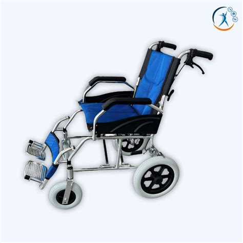 Infografía detallando las características de la silla de paseo Infantastic: chasis de aluminio, ruedas con suspensión, manillar ajustable, cesta de compra.