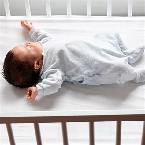 Bebé durmiendo en una cuna con entorno seguro, sin objetos sueltos