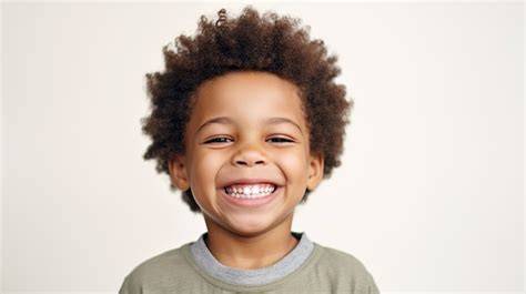 Foto de un niño sonriendo mientras toma un jarabe, con un frasco de Grintuss Pediatric al fondo