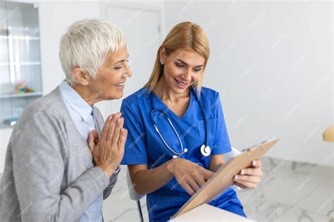 imagen de una mujer joven consultando a un médico especialista en fertilidad