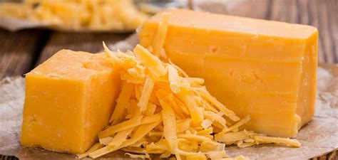 Fotografía comparativa de queso cheddar recién rallado vs. queso a temperatura ambiente listo para fundir.