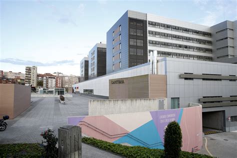 Edificio principal del Hospital Universitario Marqués de Valdecilla