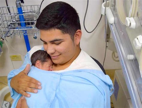 Padre o madre realizando el método canguro con su bebé prematuro