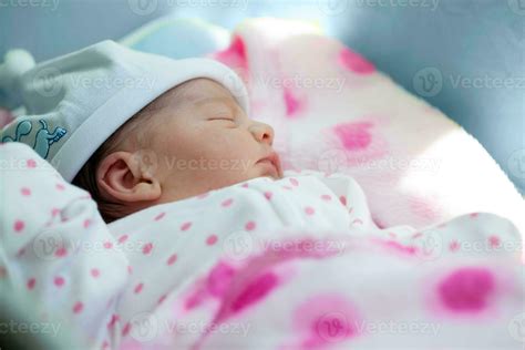 Niña recién nacida en incubadora, mostrando su fragilidad y tamaño diminuto.