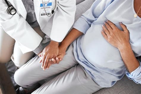 Imagen de un equipo médico atendiendo a una mujer embarazada