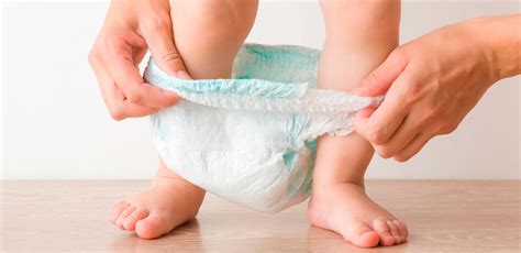 Niña usando braga pañal de aprendizaje