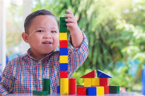 Niño pequeño jugando con bloques de construcción, representando el concepto de 