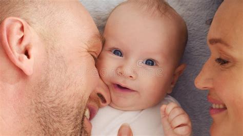Imagen de padres interactuando con su recién nacido