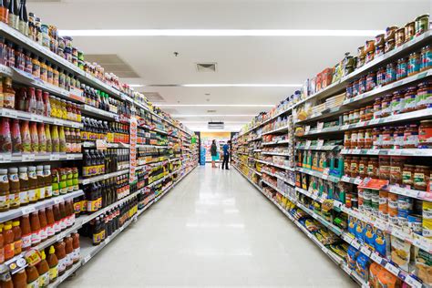 Imagen de un surtido variado de bebidas y productos alimenticios en un almacén.