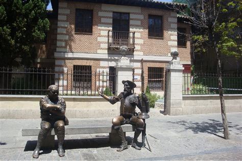 Fotografía de la fachada del Museo Casa Natal de Cervantes y las estatuas de Don Quijote y Sancho Panza