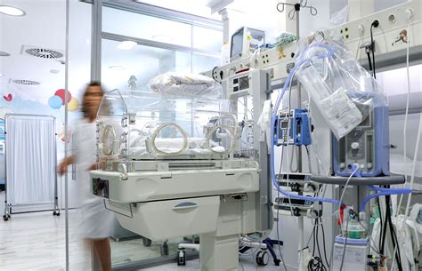 Fotografía de las nuevas instalaciones de la UCI neonatal con luz natural