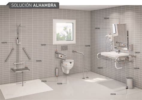Inodoro y lavabo adaptados para personas con discapacidad en un entorno hospitalario