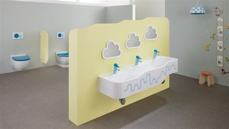 Baño pediátrico con lavabos e inodoros a diferentes alturas para niños