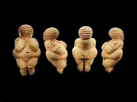 Fotografía de la Venus de Willendorf expuesta en un museo.