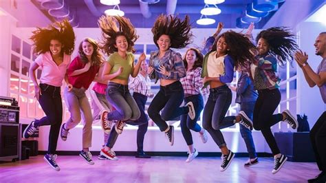 Grupo de jóvenes bailando dancehall con energía en un estudio