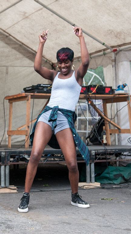 Mujer bailando dancehall con expresión de fuerza y confianza