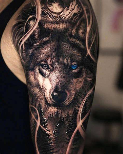 Fotografía de un tatuaje de chupete realista en colores pasteles con detalles de sombreado suave