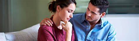 Pareja mostrando apoyo emocional