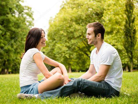 Fotografía de una pareja embarazada conversando tranquilamente