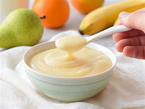 Frutas frescas variadas dispuestas para preparar una papilla de bebé