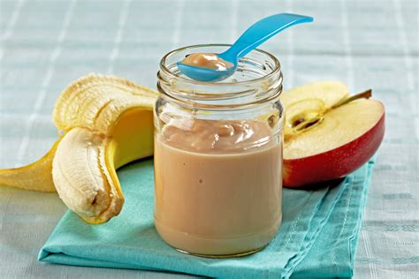 Ingredientes para papilla de bebé: manzana, pera, plátano y utensilios de cocina
