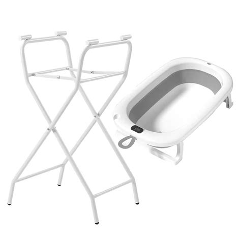 Detalle de bañera cambiador plegable con tubo de desagüe